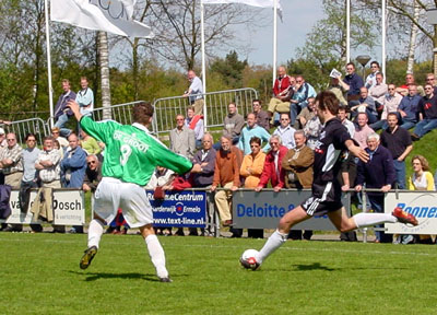 Wiljan Kattenberg zet de bal voor (Foto Helmich Lubberts)